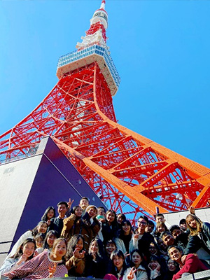 東京タワーをバックに記念撮影