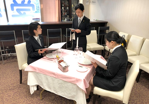 ホテル学科授業紹介【レストランバンケット実習】