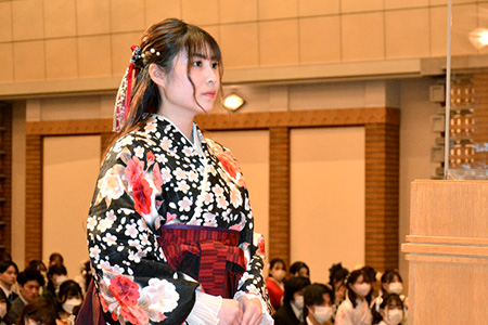 理事長賞を受賞したブライダル学科 卒業生
